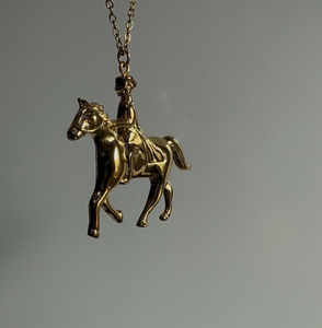 Halskæde hest og rytter i 18 k guld